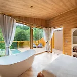 Nowoczesne Na Drzewie - Jacuzzi - Kolobrzeg - Sauna - Polanaglamp * Niezyn